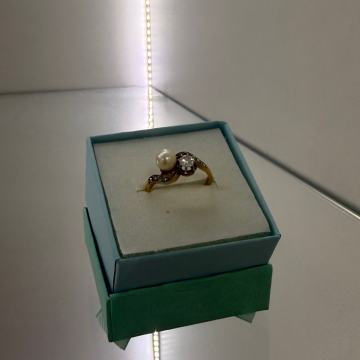 ZLATNI PRSTEN SA DIJAMANTOM I BISEROM