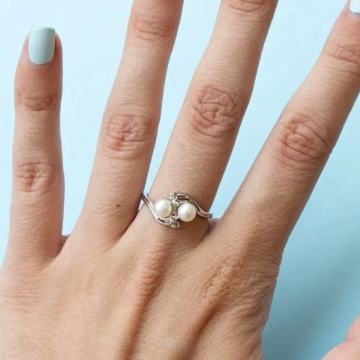 ZLATNI PRSTEN S DVA BIJELA BISERA 14K (585) 2,68g NOVO • GOLD SHOP •