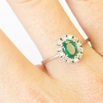 ZLATNI PRSTEN SA SMARAGDOM I DIJAMANTIMA 18K 750 2,98g NOVO GOLD SHOP