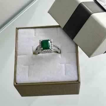 ZLATNI PRSTEN SA SMARAGDOM