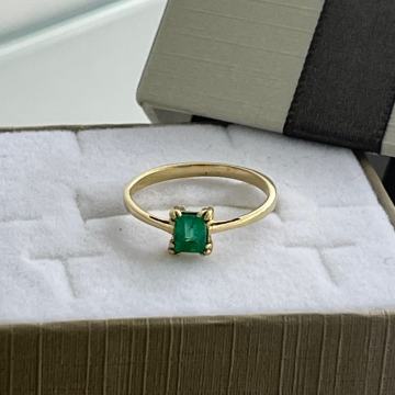 ZLATNI PRSTEN SA SMARAGDOM