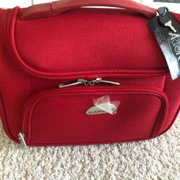Crvena mala putna torba
