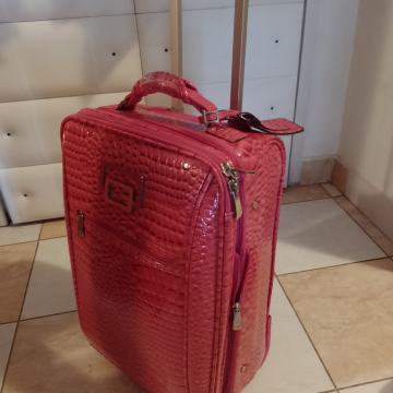 Guess kofer 33x57x20 kvalitetan ispravan i lijep