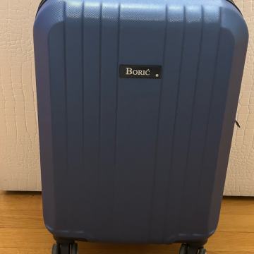 Kabinski kofer u prekrasnoj plavoj boji