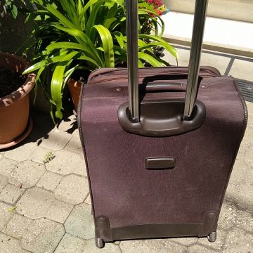 Kofer dimenzija 60 cm x 30 cm   prodajem za 25 E