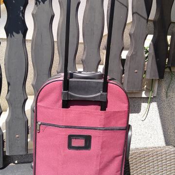 Kofer  MYCASE prodajem za 20 E , Dimenzije 55 x 25 x 35 cm