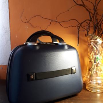 Kofer (toaletni putni) - platični - 30 Eur