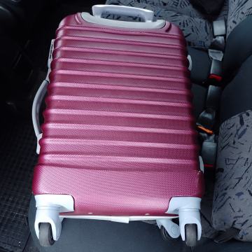 Mali tvrdi kofer 35x50x25cm na 4 kotača kvalitetan ispravan i lijep