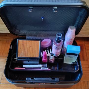 Prodajemo neseser od tvrde plastike