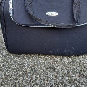 Putna torba crne boje kofer