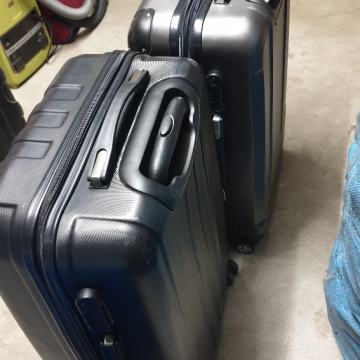 Putni kofer na kotačima, ispravan i uredan