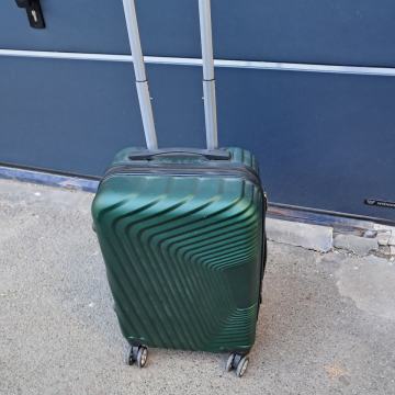 Putni kofer na kotače i povlači rukohvat