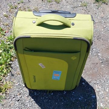 Putni kofer prodajem za 15 eura - upiti samo na mobitel