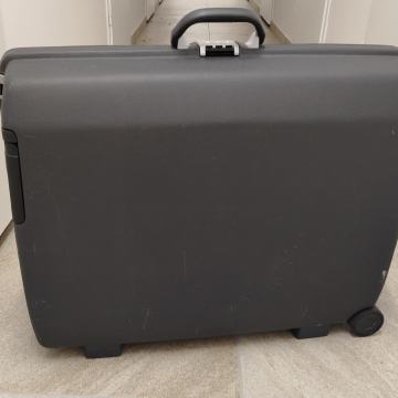 Samsonite 65x52x25 putni tvrdi kofer na kotače kvalitetan i ispravan