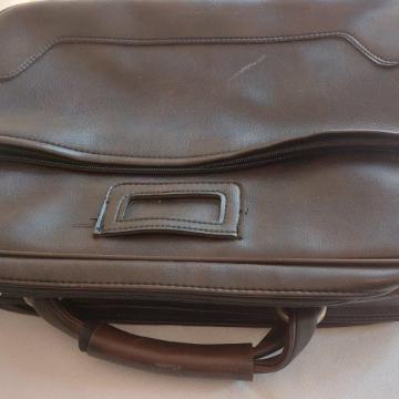 Smeđa putna torba, skaj