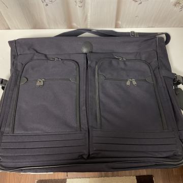 Vrhunska torba marke “ Beverly Hills” za odijela , košulje, hlače.