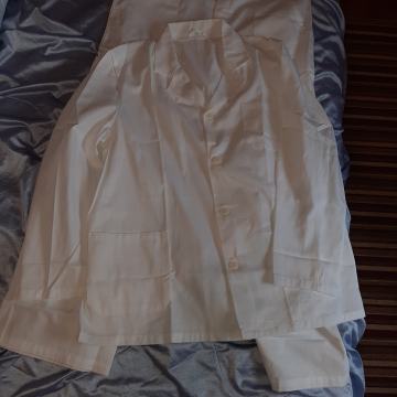 Novi muški bijeli medicinski komplet