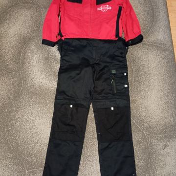 Prodajem potpuno novo radno odijelo veličine 50, crveno-crne boje