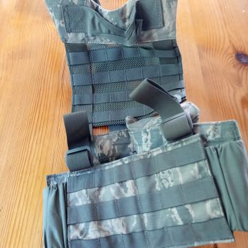 prodajem vojni taktički prsluk i torbi