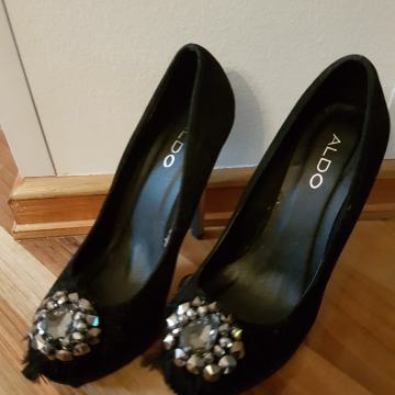 ALDO  sandale crne s  cirkonom  i perjem