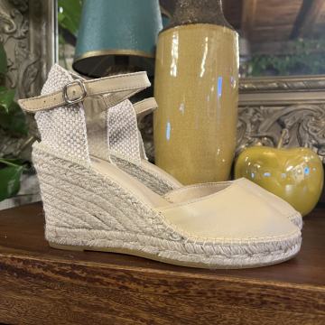 Beževi éspadrilʹi janjeća koža s pletenoj podošvoj iz džuta
