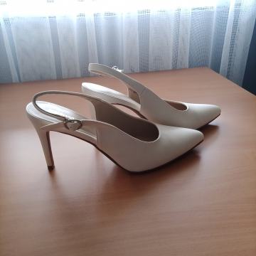 Bijele salonke sa remenčićem