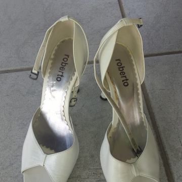 Bijele ljetne salonke na petu, od prave kože, br. 36