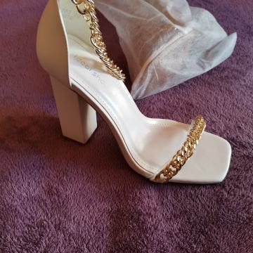 Novo! Bijele sandale na visoku petu broj 36