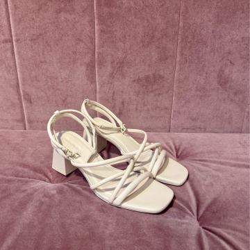 Bijele nove štikle 38