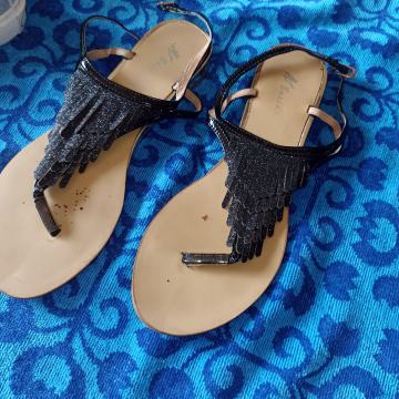 BOSIDO 36 CRNE SVJETLUCAVE GLEŽANJ REMEN TANGA SANDALE ŽENSKE TSTEG