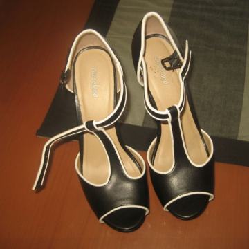 CRNE SANDALE BR.37 NOVO