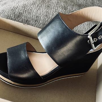 Crne kožne br 39 sandale s platformom NOVO ugodne i stabilne