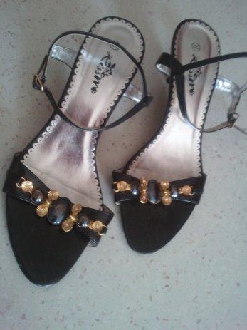 crne lakirane sandale