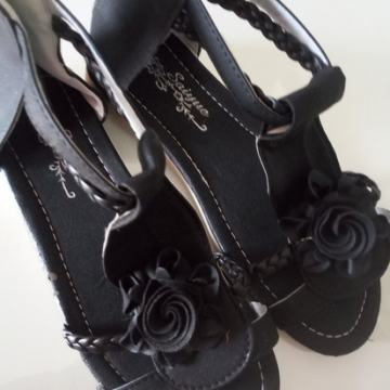 CRNE SANDALE BR.36 NOVO