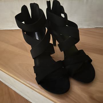 Nove Crne sandale na petu, br 38