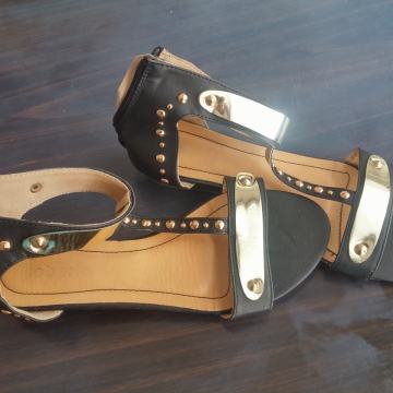 CRNE SANDALE SA ZLATNIM DETALJIMA