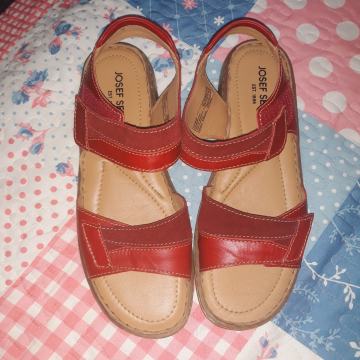 crvene kožne sandale 41