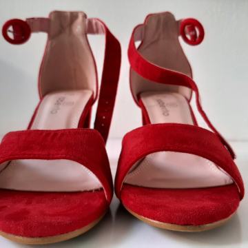 Crvene sandale na petu