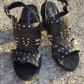 Čvrste ,stabilne sandale 39