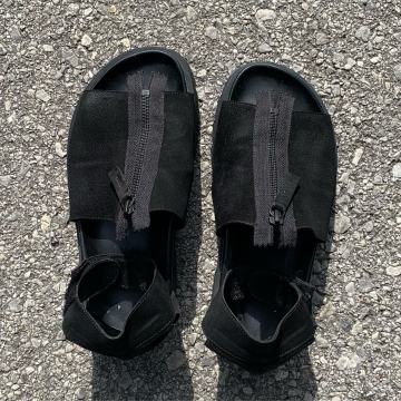 Dizajnerske crne kožne sandale