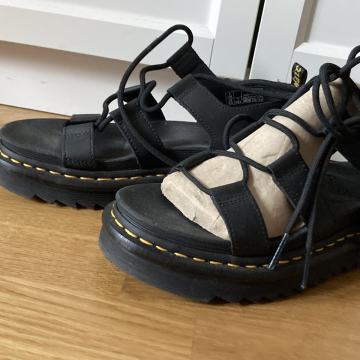 DR MARTENS sandale prodajem.