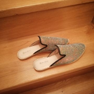 Dva puta nošene prodajem za 10 eura