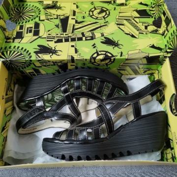 Fly London crne lakirane sandale