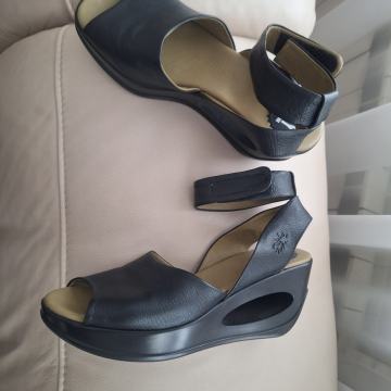 FLY LONDON kozne sandale br 39