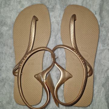 Nove Havaianas sandale