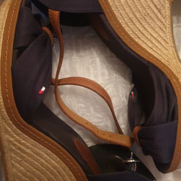 Hilfiger sandale s punom petom br 39