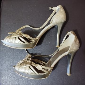 JAKO POVOLJNO prodajem Ženske kožne sandale na visoku petu br.40