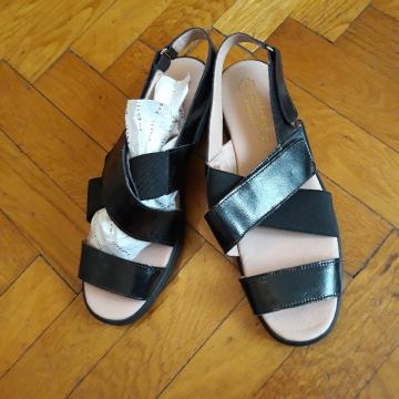 nove kožne crne sandale