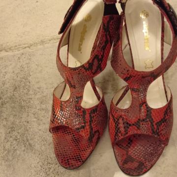 Nove kožne crvene sandale