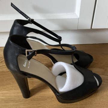 Nove kožne sandala BATA prodajem.